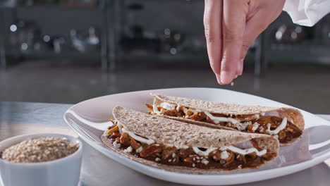 enchiladas con sésamo en cámara lenta