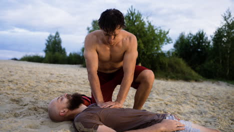 Male lifeguard saving man&#039;s life