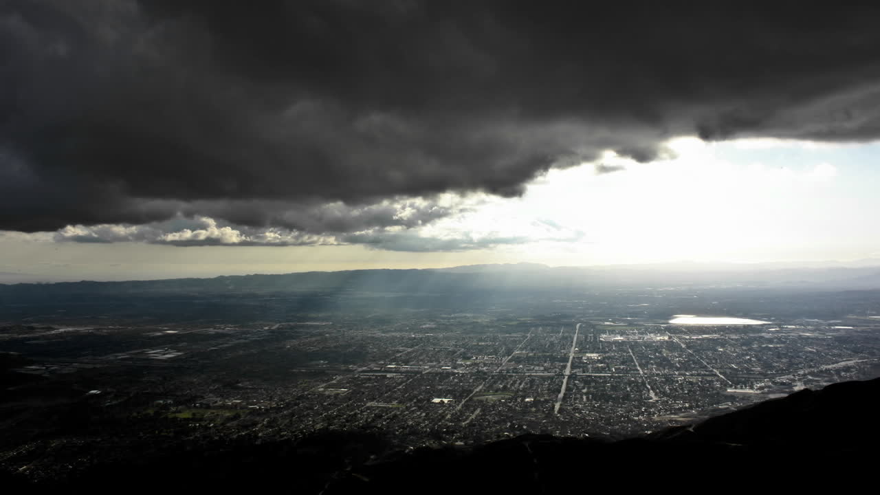 lapso de tiempo de las nubes pasando dramáticamente sobre una ciudad al atardecer