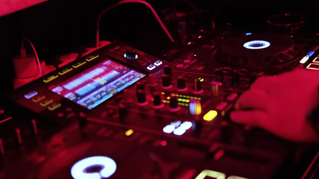 club nocturno, concepto de vida nocturna, manos de dj mezclando el control remoto de dj.