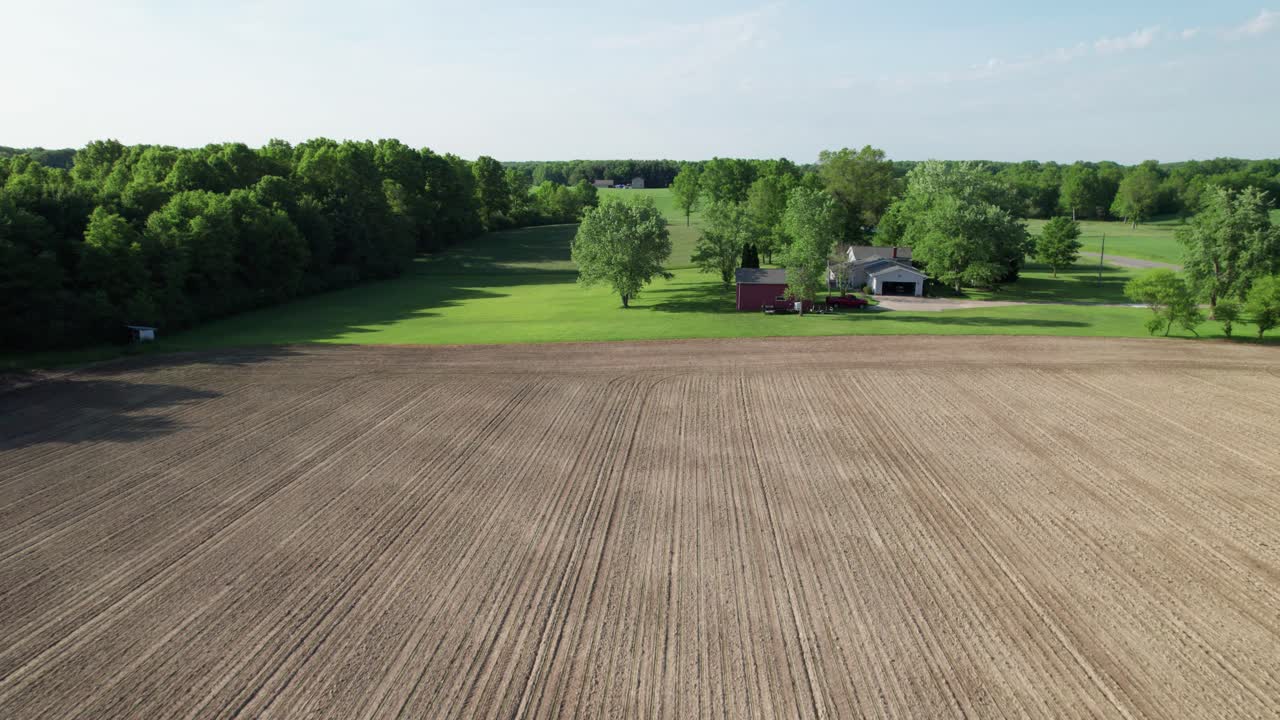 화창한 날 농업 분야의 공중 드론 보기