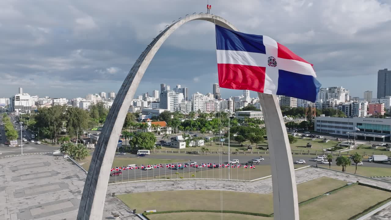 bandeira nacional dominicana balançando ao vento na praça da bandeira de santo domingo
