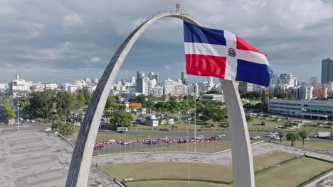 Dominikanische-Nationalflagge-Weht-Im-Wind-Auf-Dem-Flaggenplatz-Von-Santo-Domingo