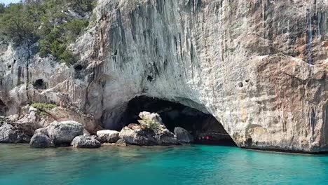 Navigating-along-beaches-and-natural-cave-in-Sardaigna