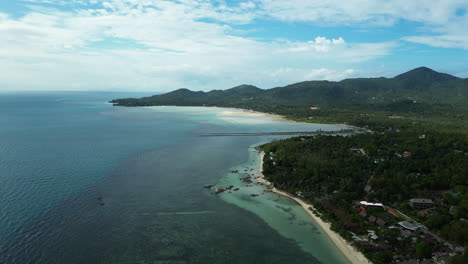 Vista-Aérea-Del-Paisaje-Tropical-Costero-Del-Pueblo-De-Panburi