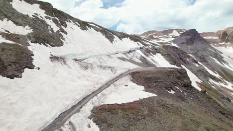 Drone-Volando-Por-Sendero-De-Montaña-Cerca-De-Telluride-Colorado-Hasta-La-Cumbre