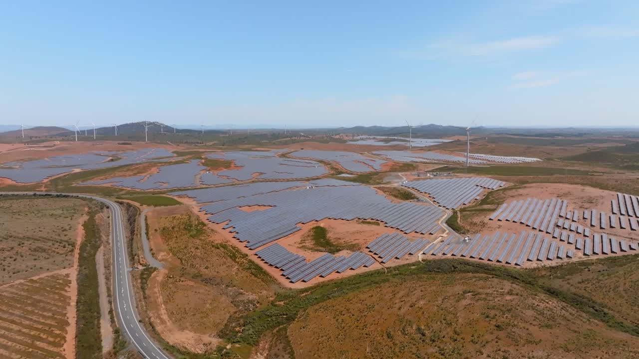 el ángulo ancho de la paralaje aérea muestra la carretera sinuosa y el campo de la granja solar