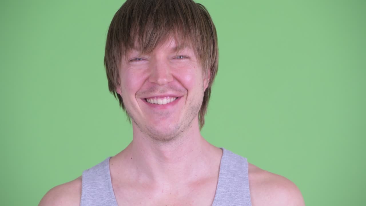 초록색 스튜디오 배경에 찍은 백인 남자의 초상화