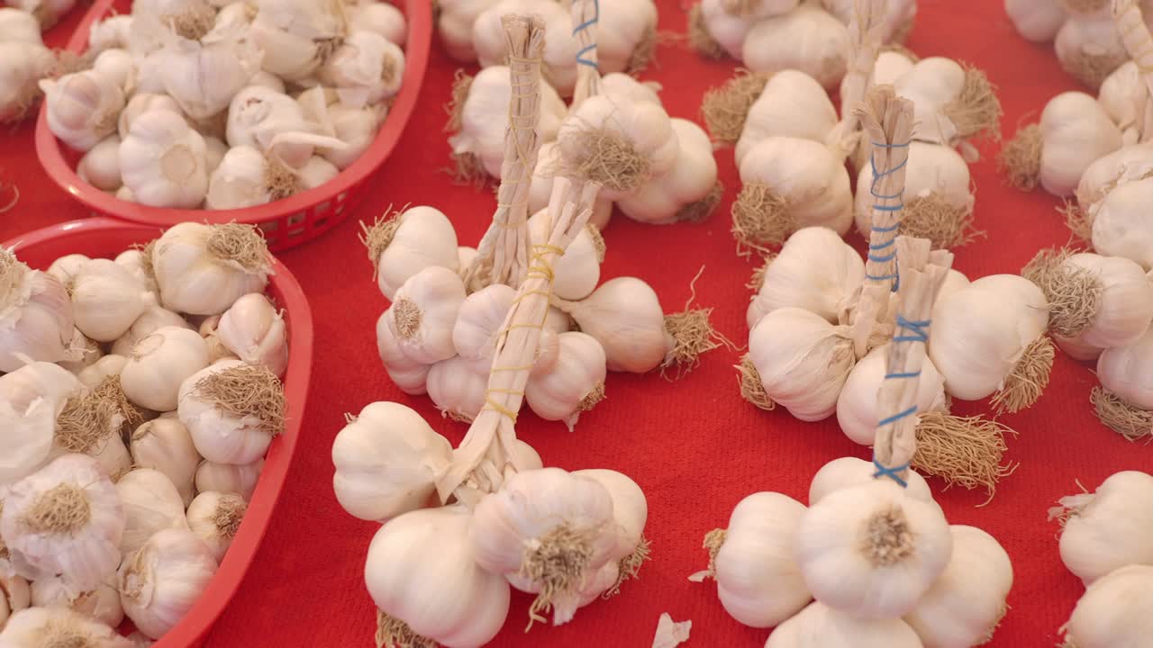 시장 에서 신선 한 마늘 어리