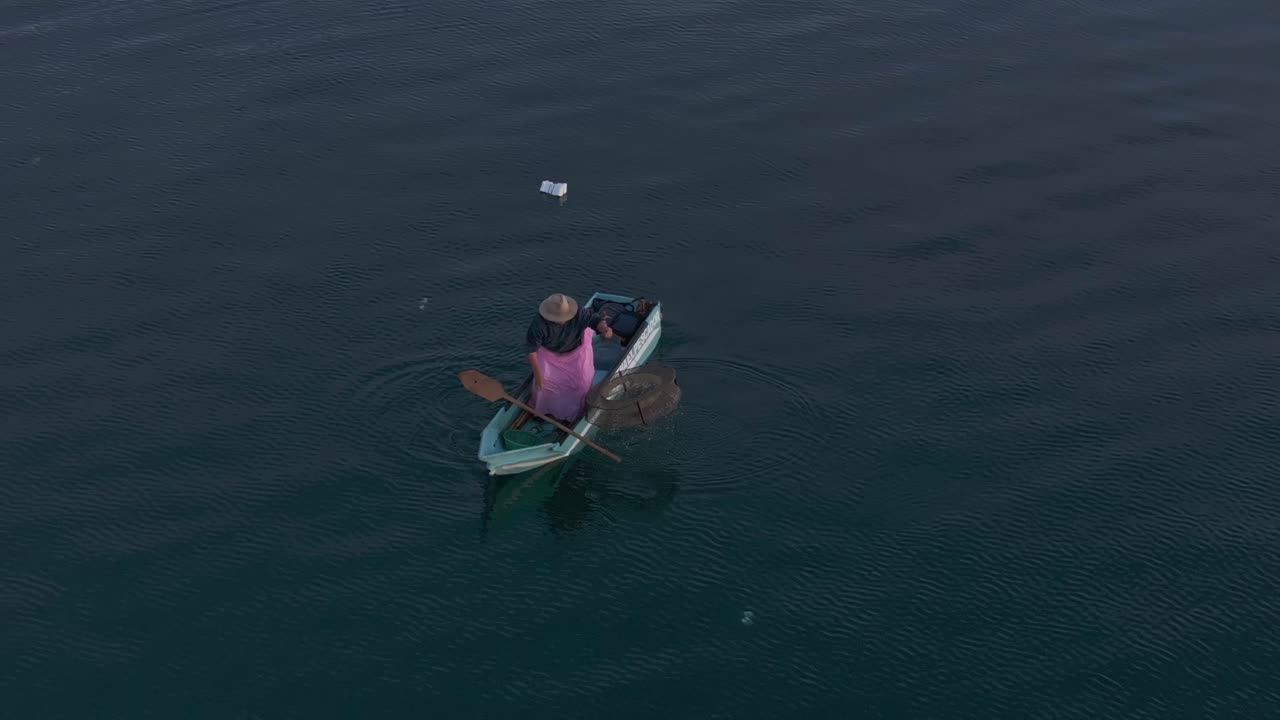 Flyfoto av en strålende soloppgang over Atitlánsjøen i Guatemala, som avslører de rolige omgivelsene ved soloppgang.