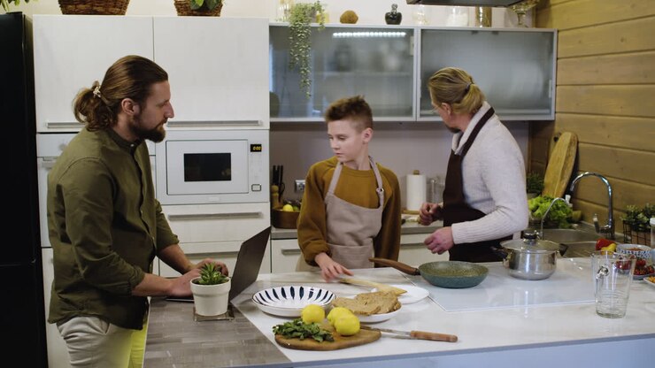 Uomini e un ragazzo caucasici in cucina