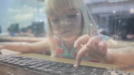 Netzwerk-Von-Verbindungen-Gegen-Kaukasische-Mädchen,-Die-In-Der-Schule-Computer-Benutzen