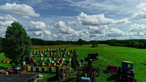 Colmenas-De-Colores-En-La-Granja-De-Abejas-Con-Paisaje-Rural-En-Segundo-Plano.