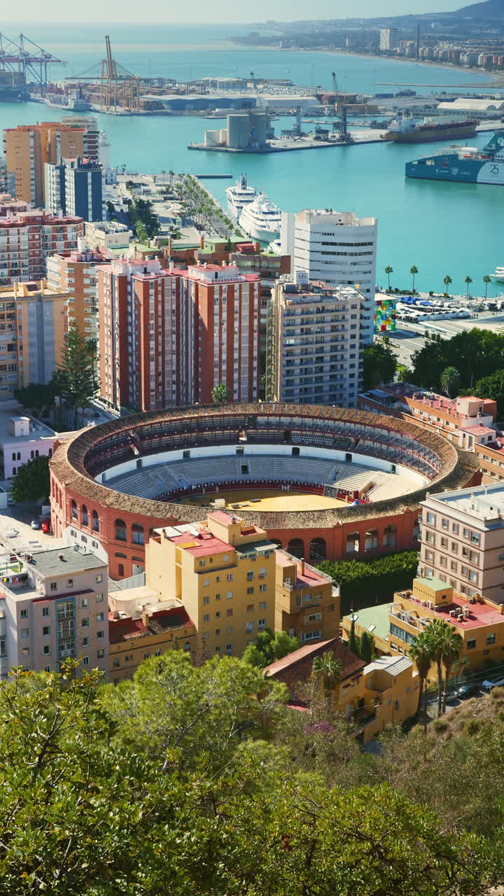 Perbesaran arena adu banteng ikonik, Plaza de toros La Malagueta yang terletak di garis pantai Mediterania Malaga, Spanyol.