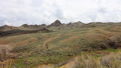 Zeitraffer-Des-Alten-Westens-Von-Wyoming-Brushland-Mit-Schroffen-Buttes-Und-Salbei-Mit-Rollenden-Wolken-Und-Schatten