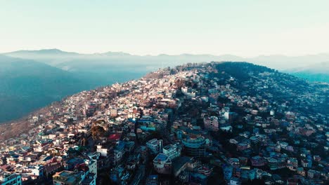 paisaje urbano de montaña vista aérea