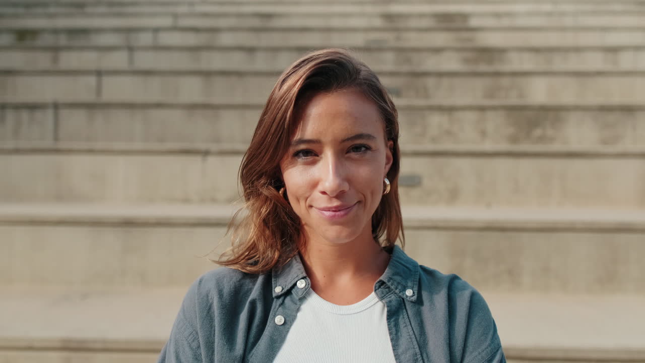 Ritratto di una graziosa ragazza europea, studentessa con sfondo sfocato. Zoom