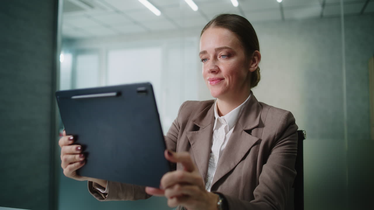 mujer de negocios usando tableta en la oficina