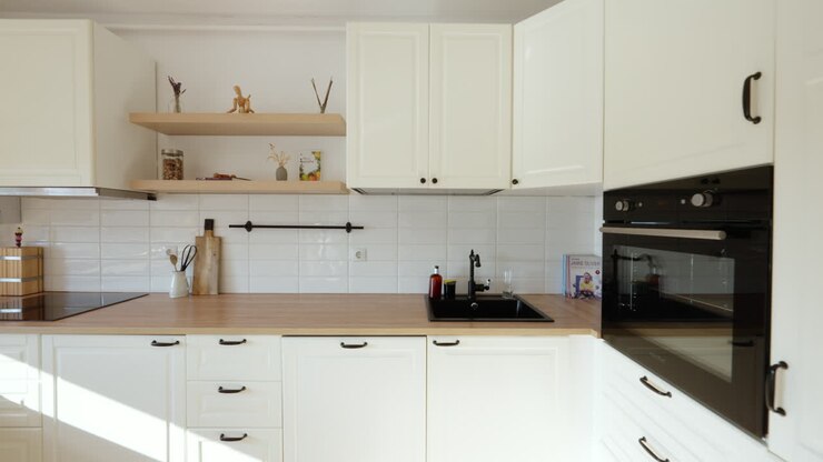 Panoramica a sinistra che svela una nuova cucina bianca in un moderno appartamento.