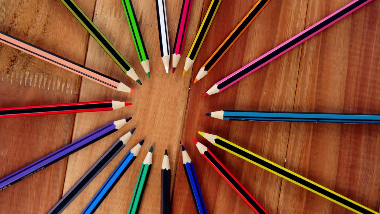 lápiz de color dispuesto en un círculo