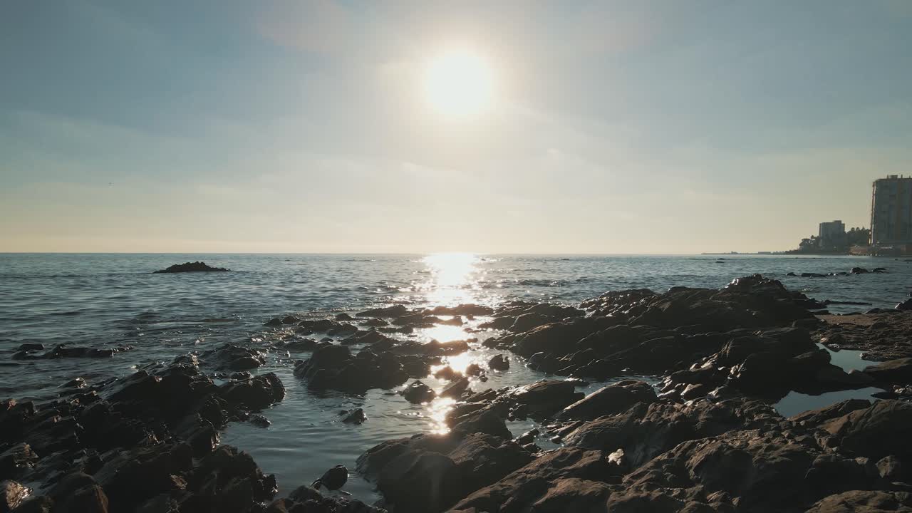 바위 해변에서 오후의 시네마그래프 루프