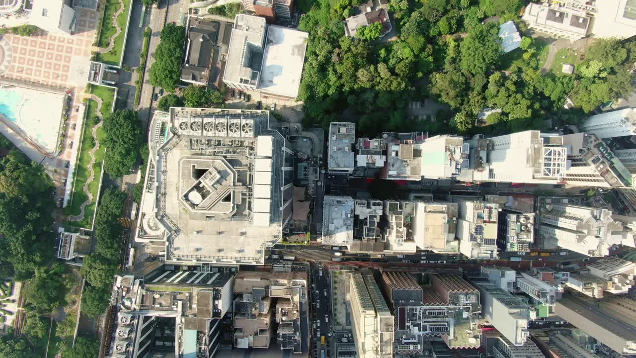 hong kong central, vista aérea de arriba hacia abajo del tráfico y los rascacielos de la ciudad