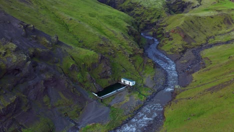 Famosa-Piscina-Al-Aire-Libre-De-Seljavallalaug-Con-Arroyo-Al-Pie-De-La-Montaña-En-Islandia