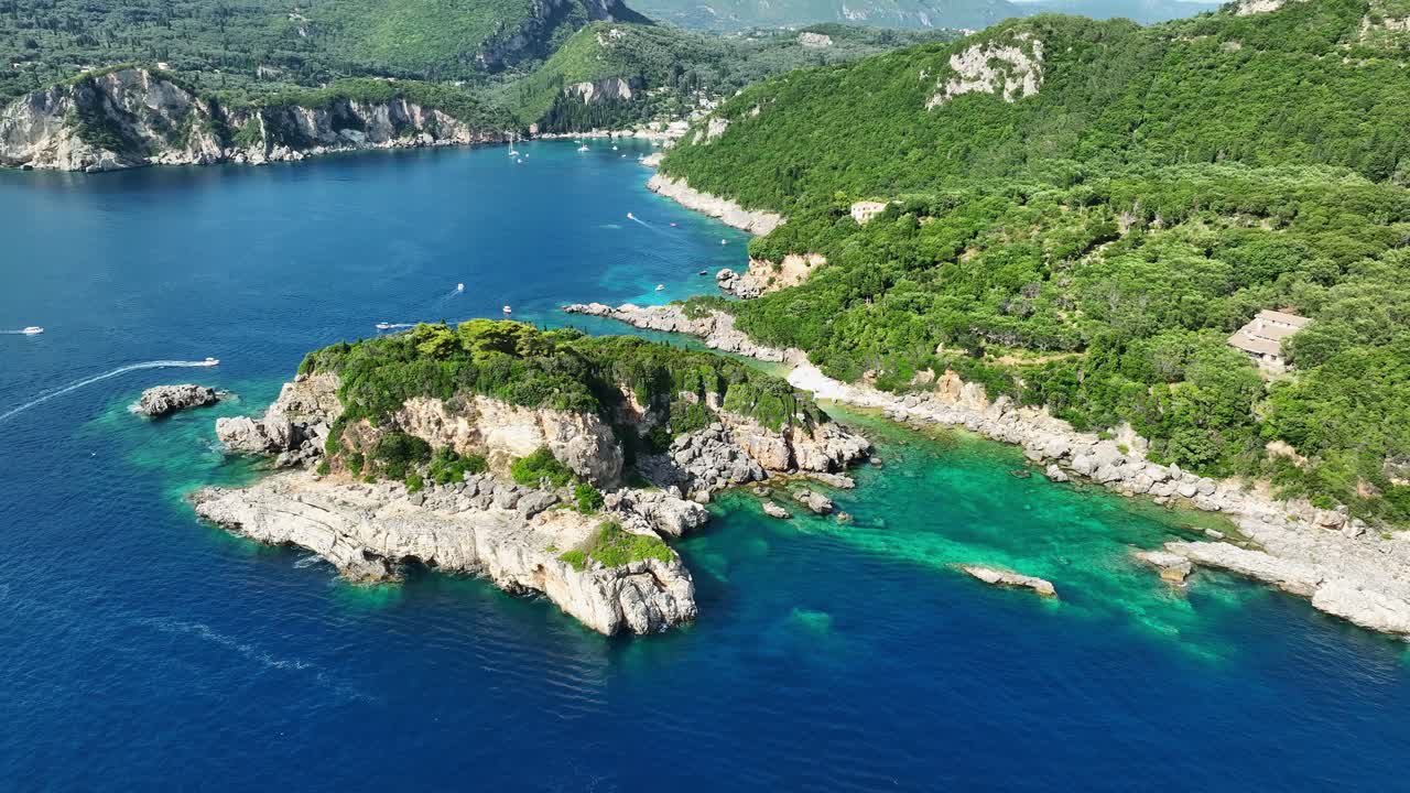 그리스 코르푸에 있는 리미니 해변 (glyko beach) 은 푸른 물과 울창한 초록색을 보여주는 공중 풍경입니다.
