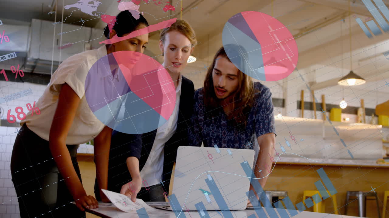 animación de la interfaz infográfica sobre diversos compañeros de trabajo discutiendo informes en la computadora portátil