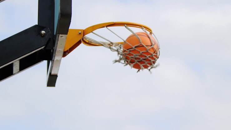 Canestro in un campo da basket 4k