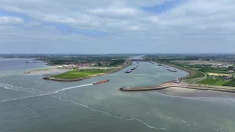 Schönes-Wetter-über-Der-Schleuseneinfahrt-Des-Hansweert-Kanals,-Südwesten-Der-Niederlande