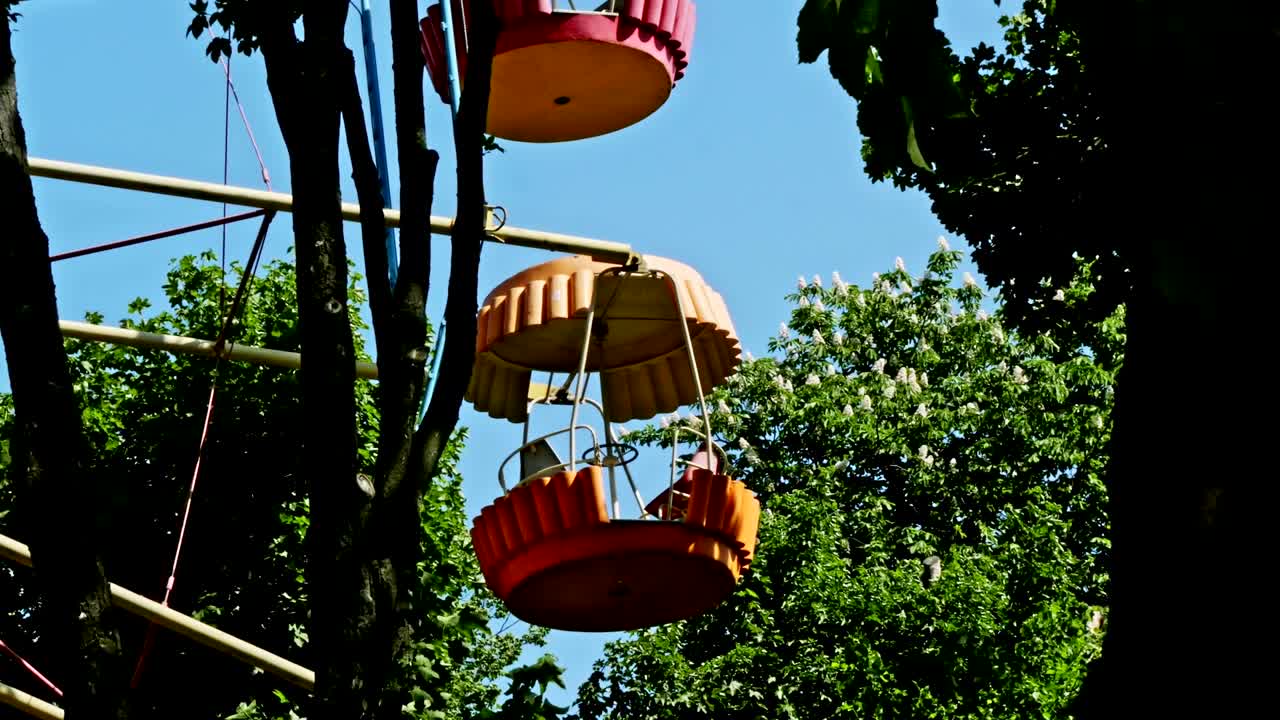 колесо обозрения над голубым небом