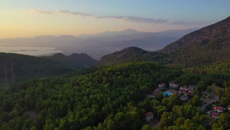 Vuelo-Sobre-El-Paisaje-Forestal-De-Fethiye-Durante-La-Puesta-De-Sol,-Antena-Delantera