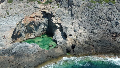 Lago-Verde,-Una-Piscina-Natural-En-Una-Costa-Rocosa-En-Kithira,-Grecia