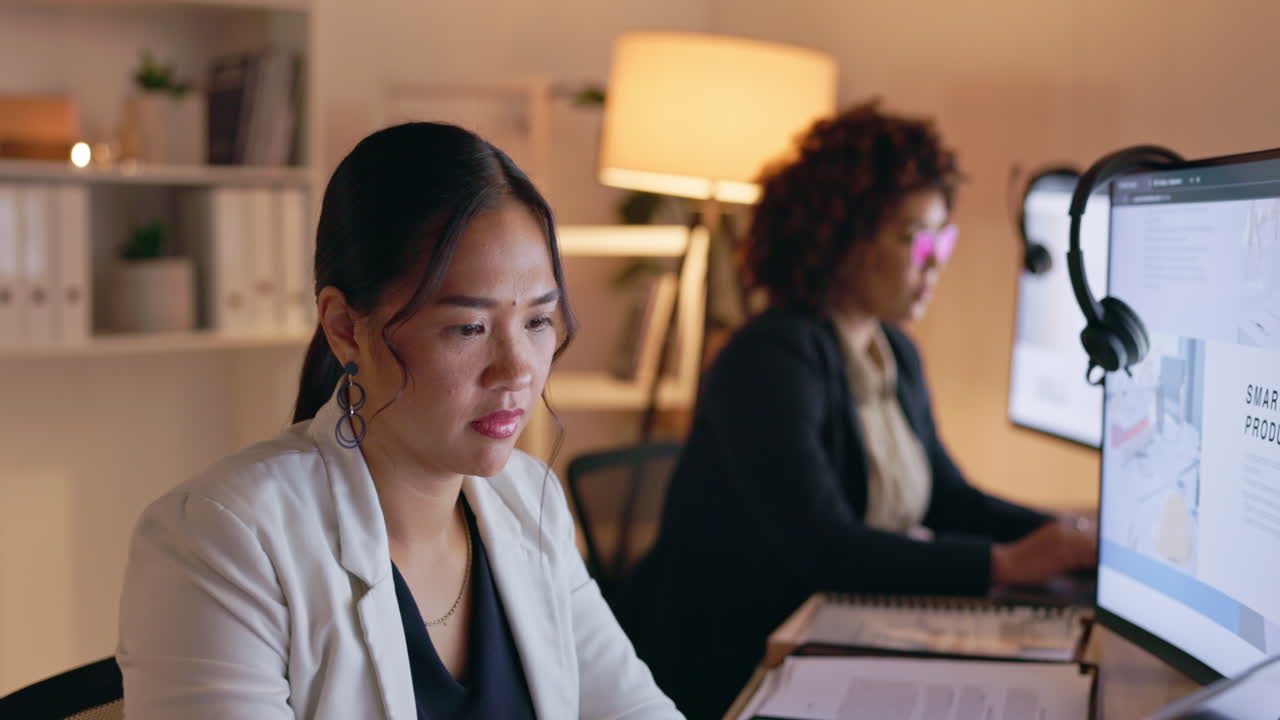 사무실, 콜 센터 또는 컴퓨터에서 타이핑하는 여성