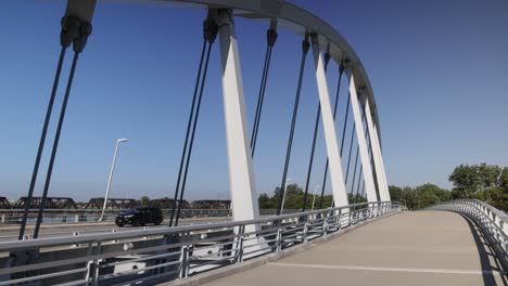 Puente-De-La-Calle-Principal-En-Columbus,-Ohio-Con-Video-Cardán-De-Cerca-Caminando-En-ángulo