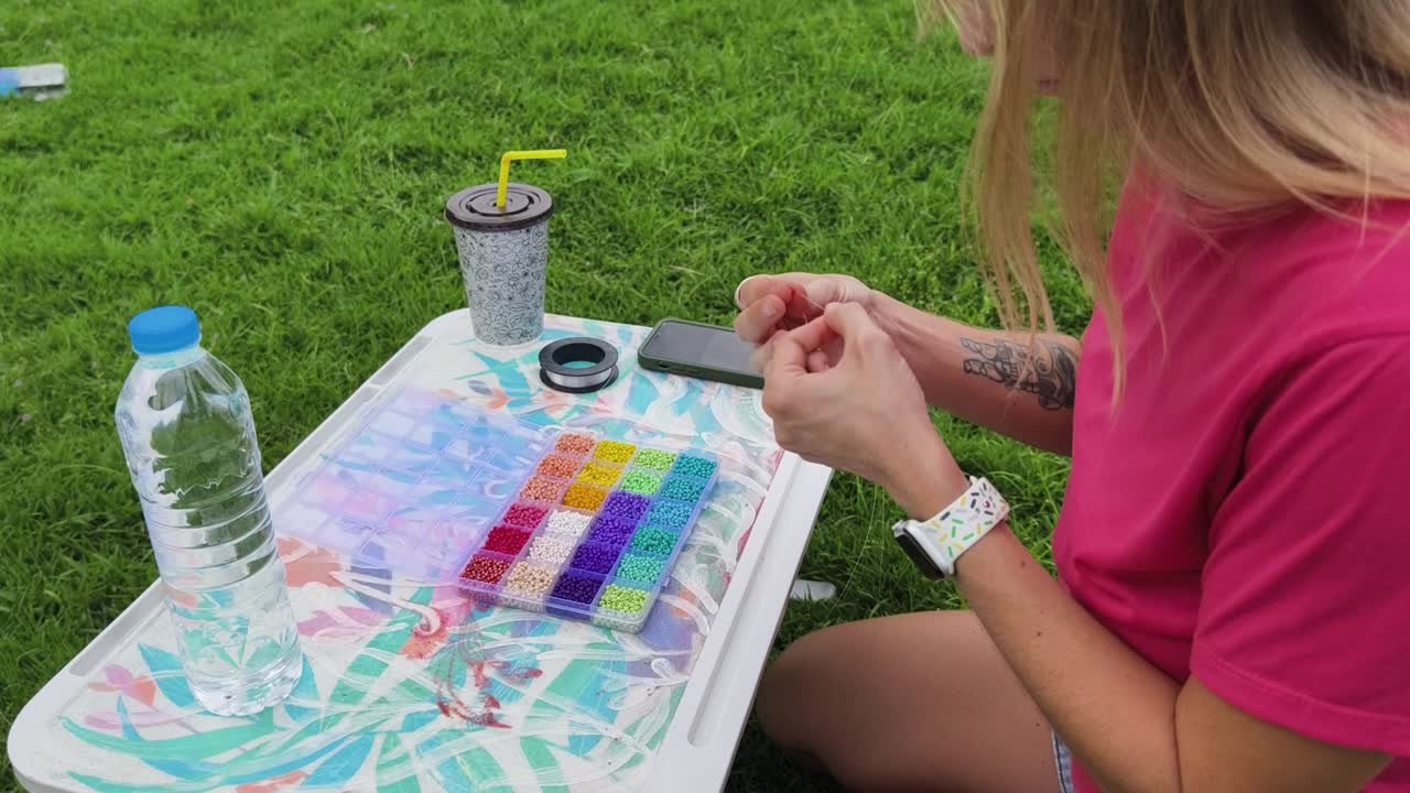 mujer con cuentas al aire libre