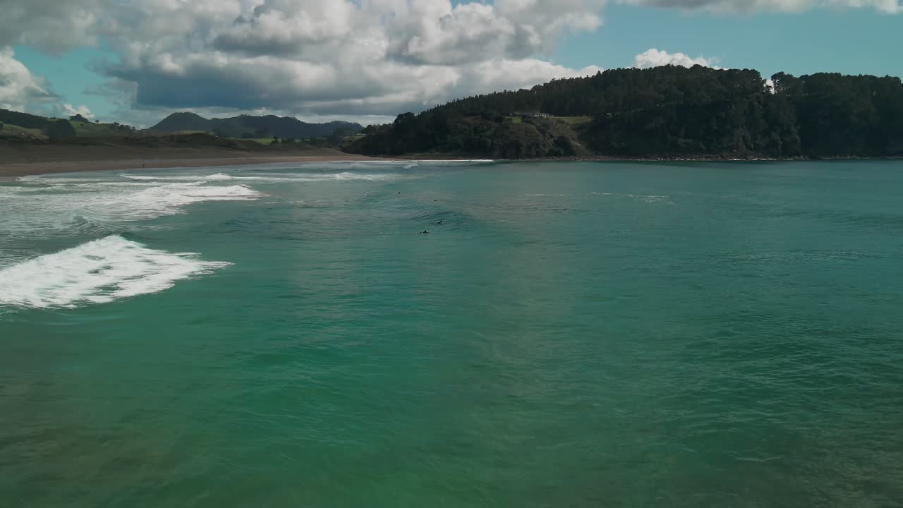 surfisti in attesa della prossima onda