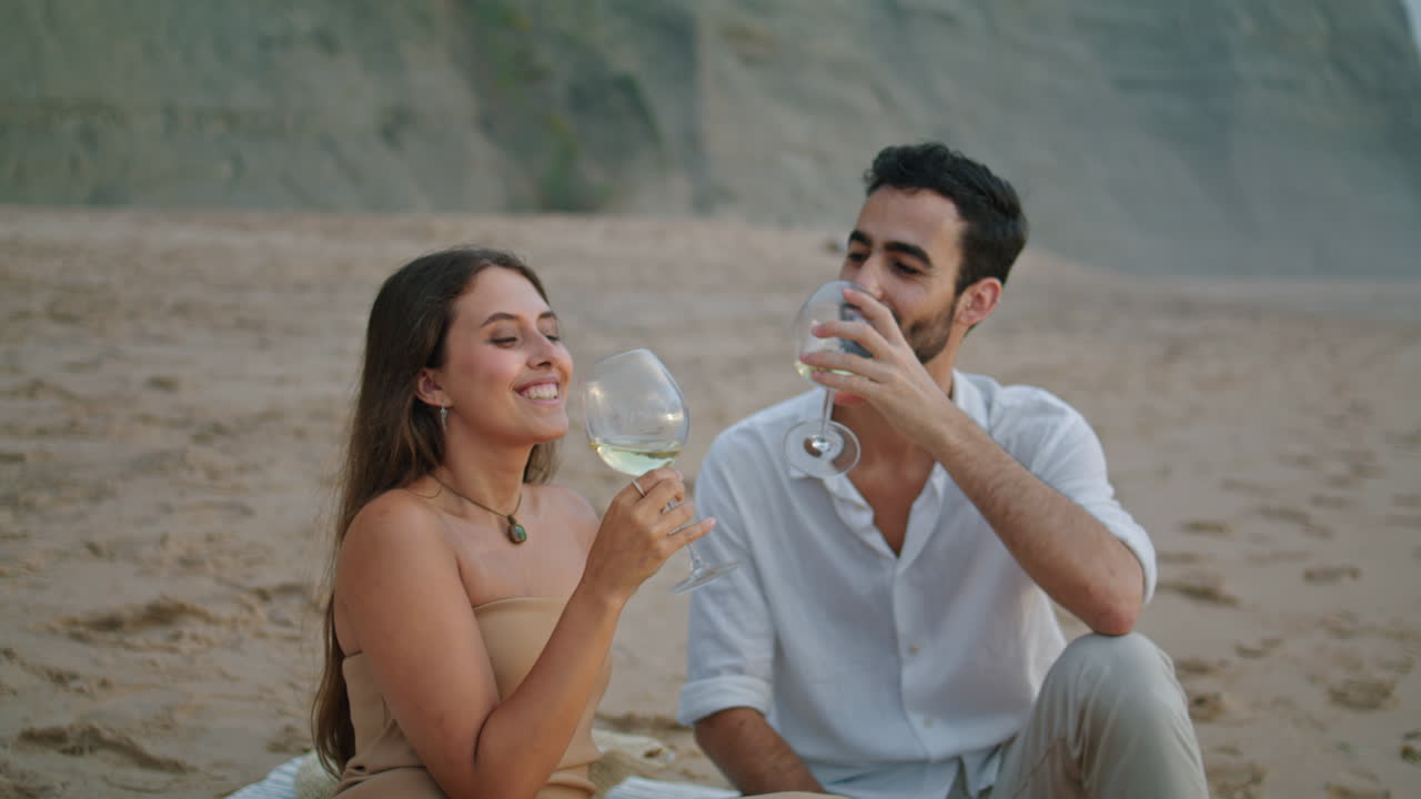 Giovani sposi festeggiano un appuntamento in spiaggia, immersi nella natura. Primo piano di innamorati che si godono la vacanza.