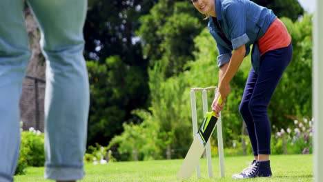 una pareja jugando al cricket.