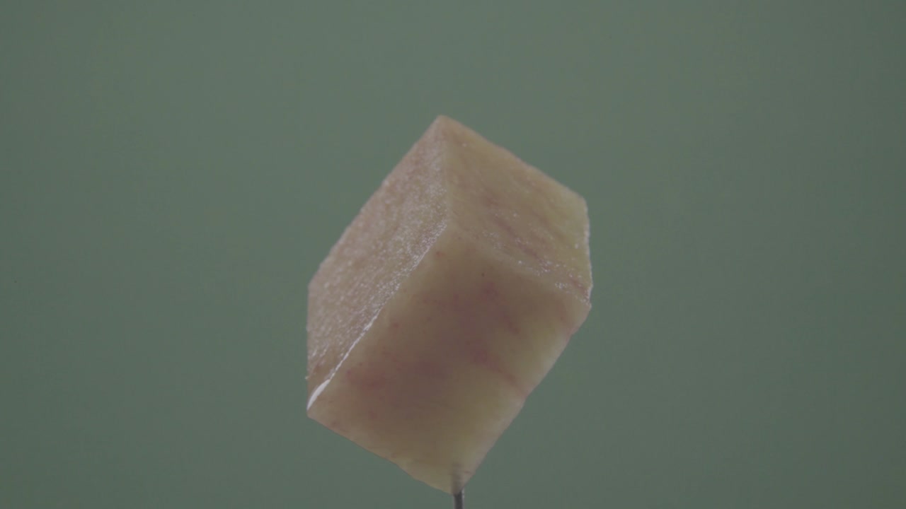 크로마 키를 위해 녹색 화면에 루프와 함께 회전하는 복아