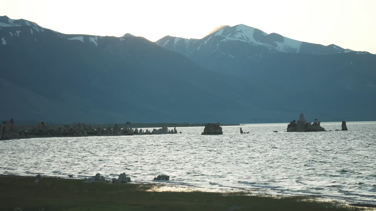 모노 샌드 투파 호수 (영어: mono sand tuff lake) 는 미국 캘리포니아 주에 있는 자연보호구역이다.