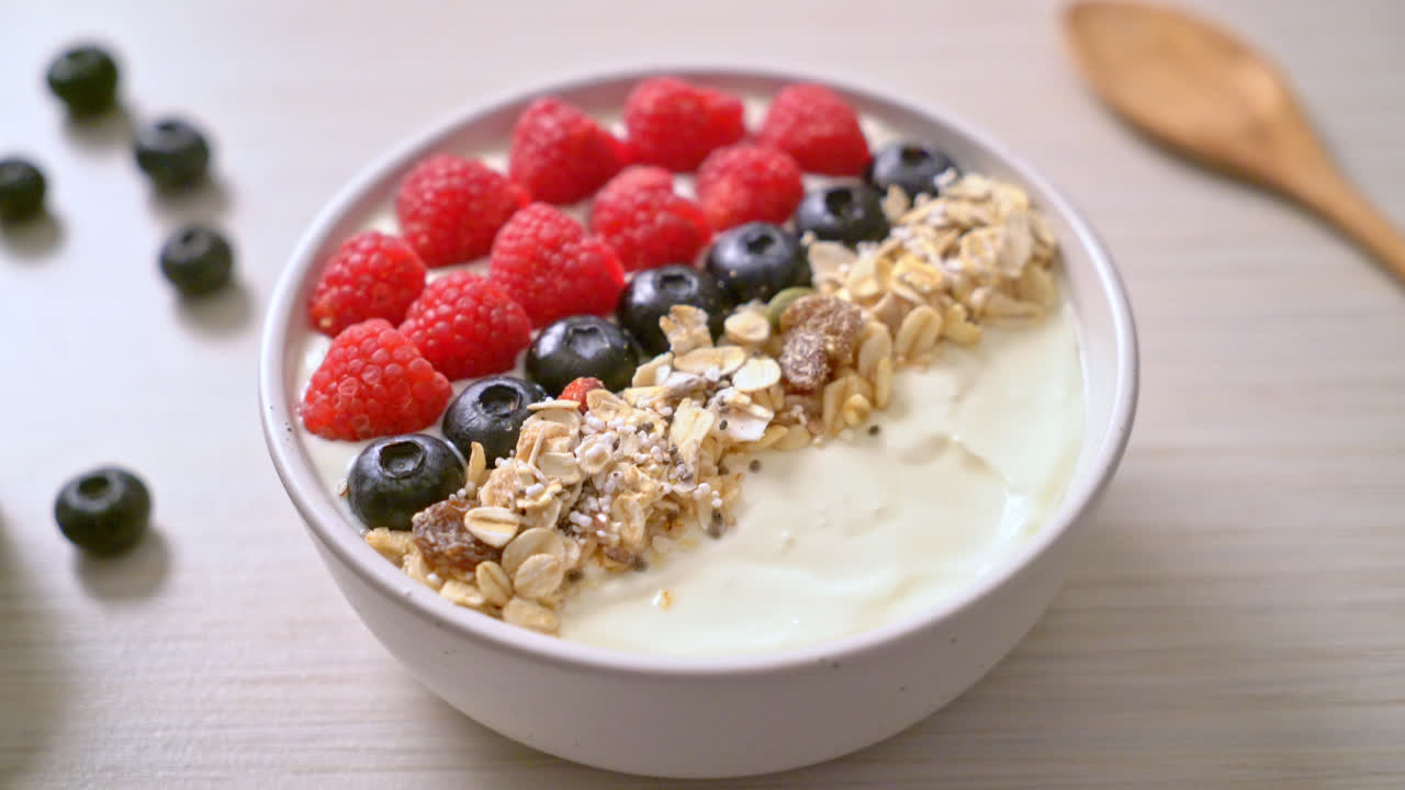tazón de yogur casero con frambuesa, arándano y granola - estilo de comida saludable