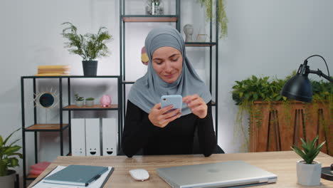 Mujer-Musulmana-Comparte-Mensajes-En-Aplicaciones-De-Redes-Sociales-Para-Teléfonos-Inteligentes-En-Línea,-Compras,-Pedidos-De-Comida
