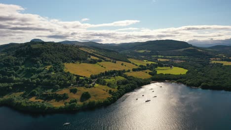 Imágenes-Aéreas-Panorámicas-Desde-El-Verde-Paisaje-Escocés-Hasta-El-Castillo-De-Urquhart-En-El-Lago-Ness,-Cerca-De-Inverness,-Escocia.