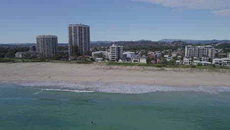 Paisaje-Marino-Y-Suburbios-Costeros-De-Palm-Beach-En-Gold-Coast,-Queensland,-Australia---Toma-Aérea-De-Drones