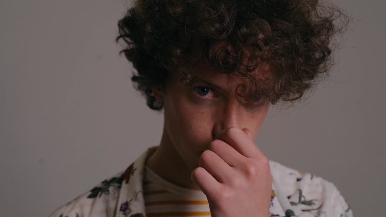 joven que ha estado llorando mirando a la cámara