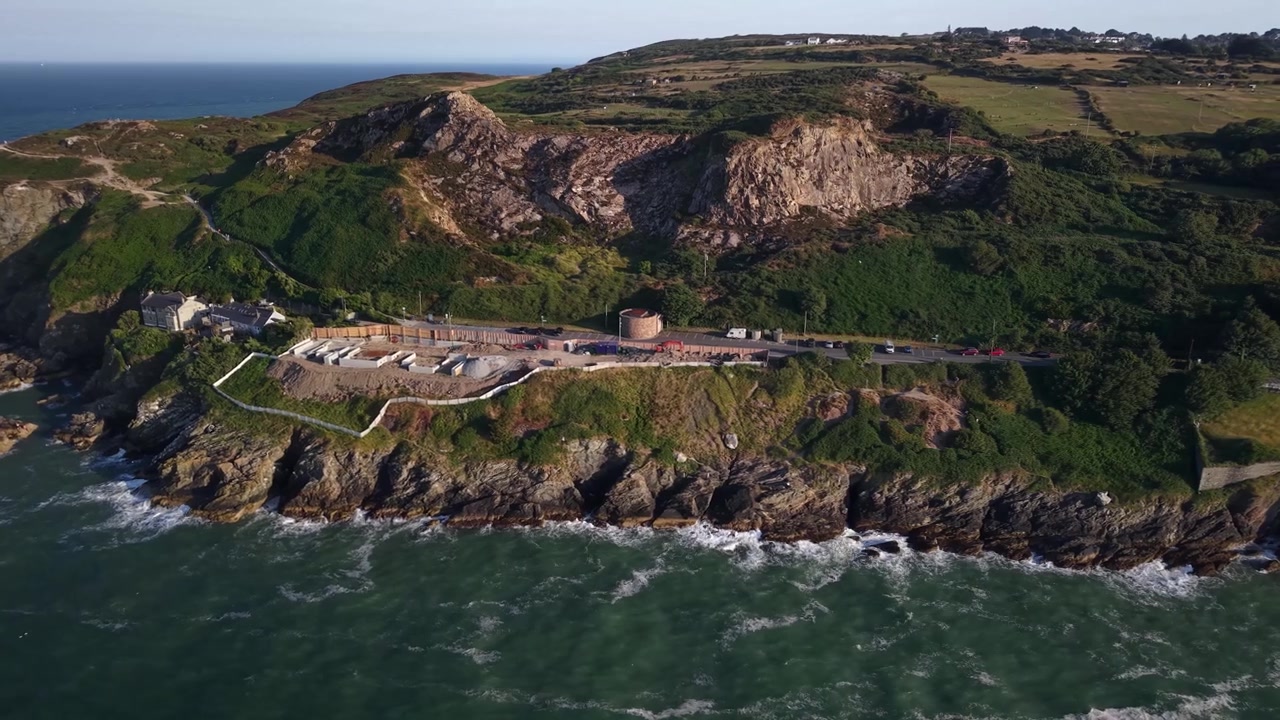 Drone na hora dourada sobre o Howth Cliff Walk e paisagem costeira, Dublin, Irlanda