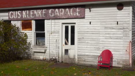 eine attraktive alte verwitterte garage entlang einer landstraße in amerika