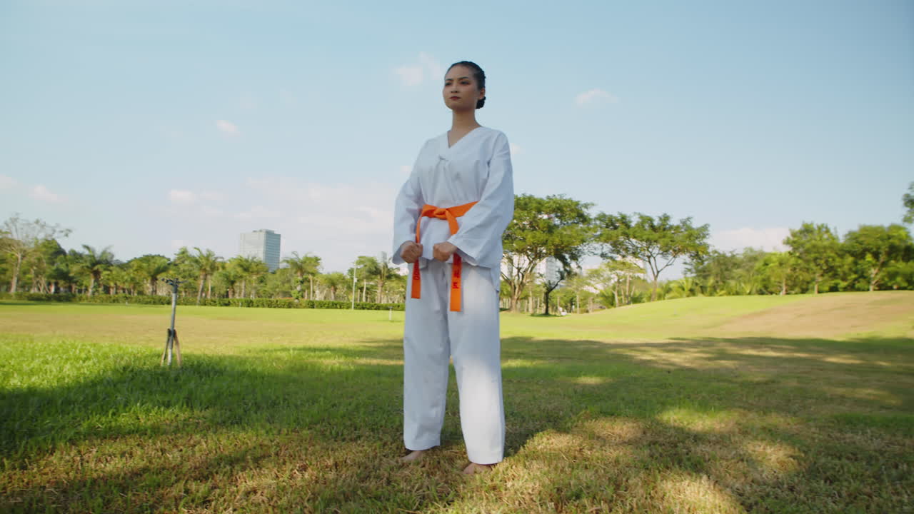 V1-0046_2023.12.14 DI Trung Crossmedia People practising taekwondo00000000.mov